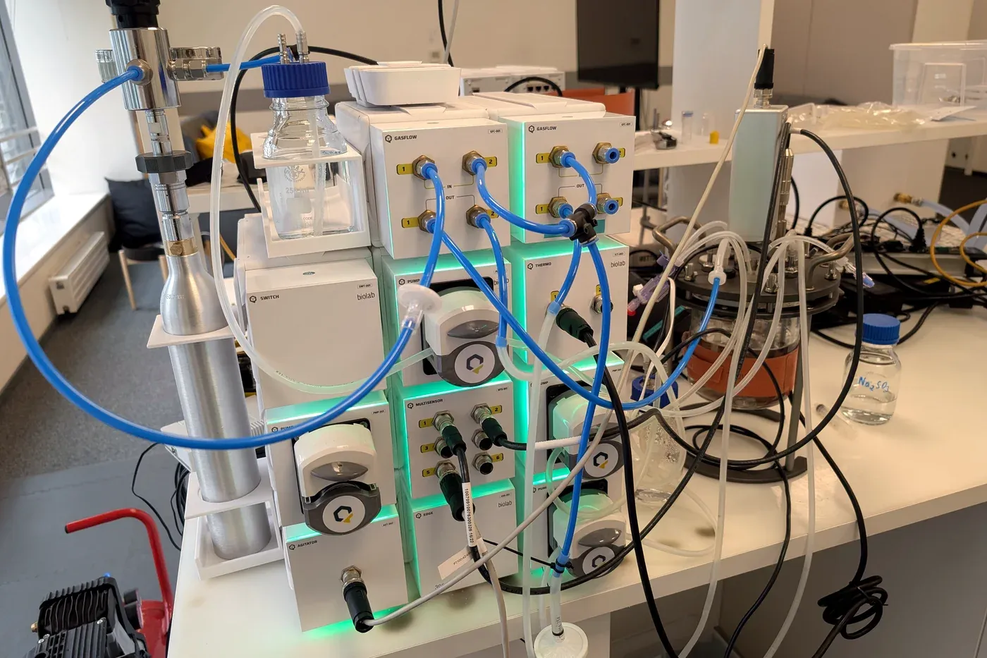 The QB module stack — pumps, mass-flow spargers and probes as self-contained devices